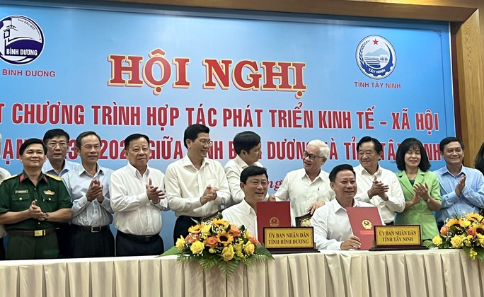 Chủ tịch UBND tỉnh Bình Dương và Tây Ninh thực hiện nghi thức ký kết